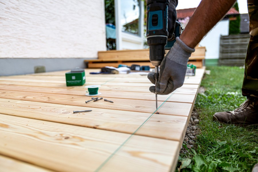 Comment installer les planches de bois sur les parpaings ?