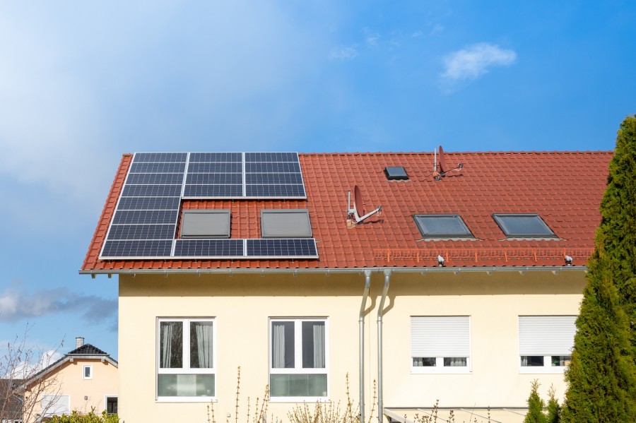 Quelle est la puissance moyenne d'un panneau solaire pour une installation de 6 kW ?